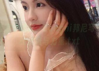 在办公室中绽放：Bangni邦尼写真作品的优雅与力量.txt