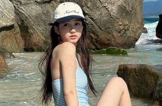 Feilin嗲囡囡 – 甜美校服风：顾欣怡原图与特别套图记录美好校园时光.txt