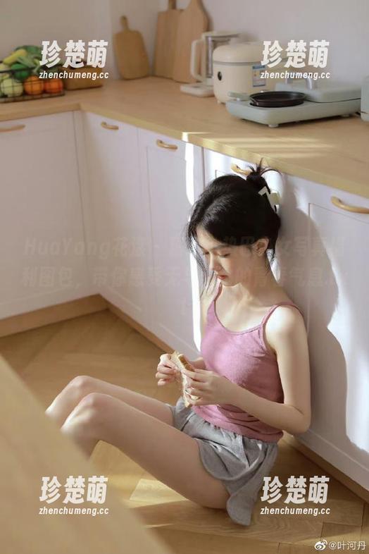 HuaYang花漾-小热巴 HuaYang花漾 - 精选小热巴少女写真福利图包,带你感受无与伦比的青春气息.txt