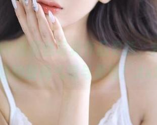 KuukoW的黑丝写真作品更新，传递出独特的时尚气息与美感！.txt