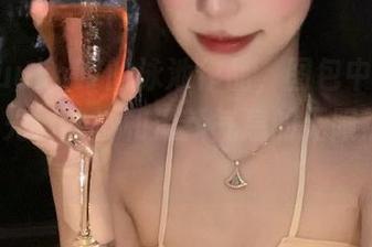 细品KuukoW的泳池作品，图包中汇聚了她对阳光、水波和清新气息的无限热爱.txt