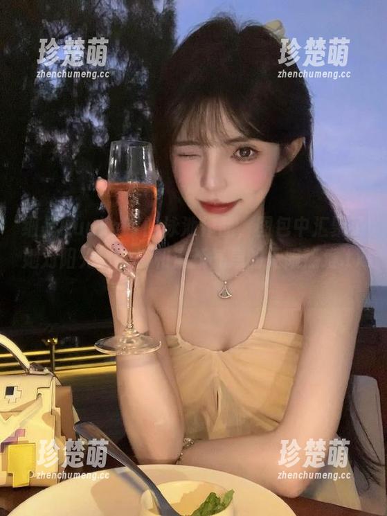 KuukoW 细品KuukoW的泳池作品,图包中汇聚了她对阳光、水波和清新气息的无限热爱.txt