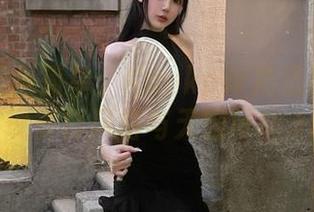 便装不只是简单：KuukoW精选写真合集展现多样风格与无限可能.txt