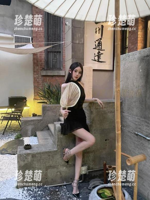便装不只是简单：KuukoW精选写真合集展现多样风格与无限可能.txt