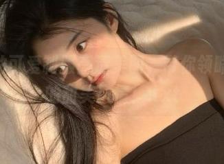 K酱的可爱制服高清美图，带你领略青春的甜美风情！.txt