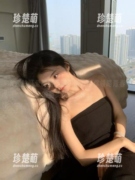 K酱的可爱制服高清美图，带你领略青春的甜美风情！.txt
