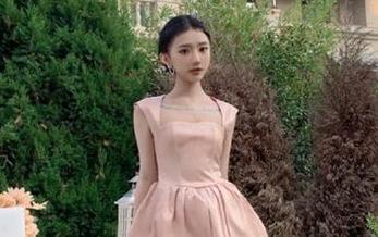 SiHua思话 – 在小俏的镜头下，蕾丝定制写真展现出令人心动的优雅与风情.txt