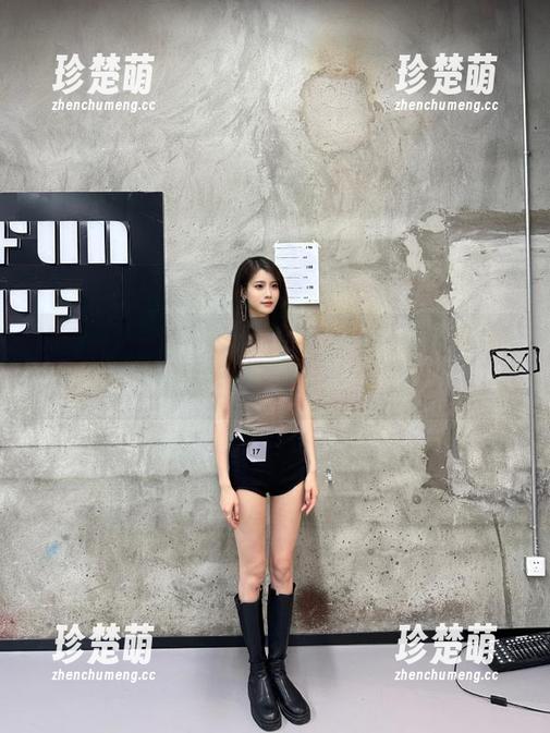 TouTiao头条女神-小热巴 TouTiao头条女神 - 经典与时尚交融,小热巴眼镜高清写真赏析.txt