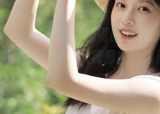 UGirls尤果网 – 在孟思雨的夏日写真中，邂逅最美好的自己，欣赏那些动人照片.txt