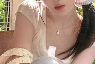 pans – 娃娃的色彩幻影：无圣光原图完美还原她的多元套装主题.txt