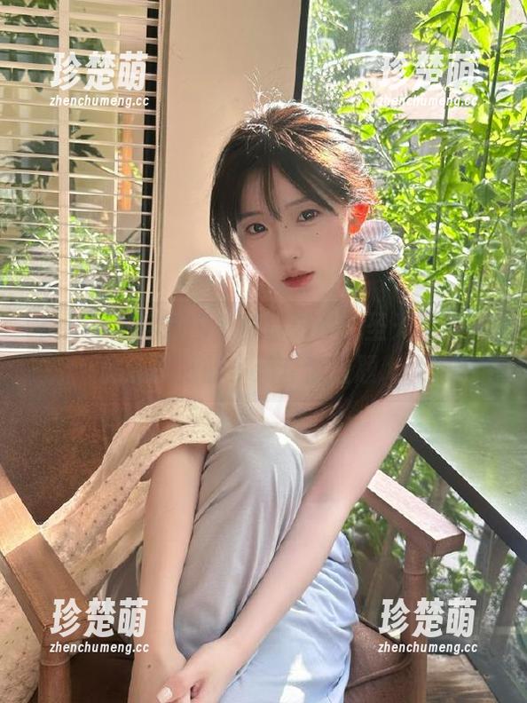 pans - 娃娃的色彩幻影：无圣光原图完美还原她的多元套装主题.txt