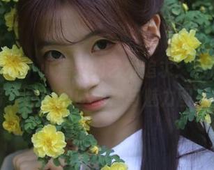 pans – 小小温柔的艺术追求:为你呈现她写真作品中的纯净与魅力图片.txt