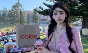 领略Puypuychen水手服的时尚魔力：原图与照片带你瞬间入迷！.txt