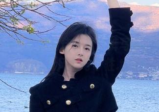 丝慕GIRL – 精选佳佳的短裤写真，探索她独特的风格与个性.txt