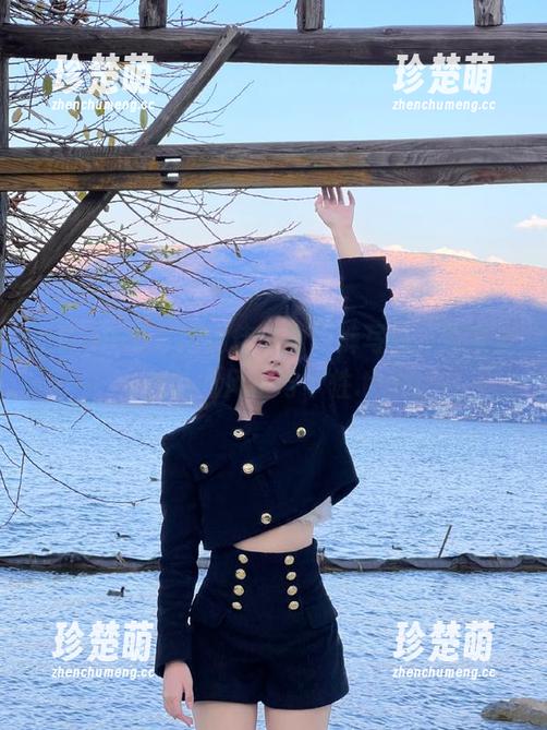 丝慕GIRL - 精选佳佳的短裤写真，探索她独特的风格与个性.txt