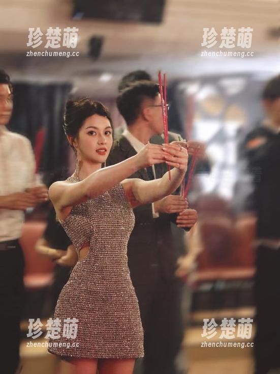 丽柜-凌凌 丽柜 - 轻松在线:凌凌的海边美图里藏着的自嘲与搞笑.txt