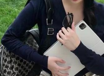 丽柜 – 拥抱女王的魅力：琳达定制写真图片，颠覆你的审美观！.txt