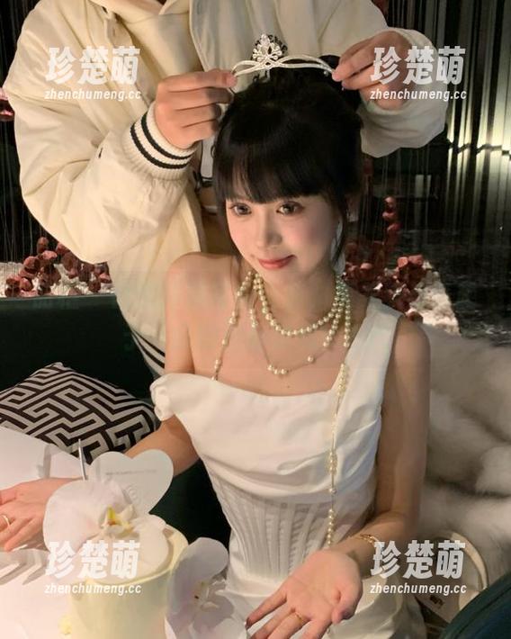 丽柜 - 钟情网袜写真全套，集美貌与奇葩于一身的绝妙表现！.txt