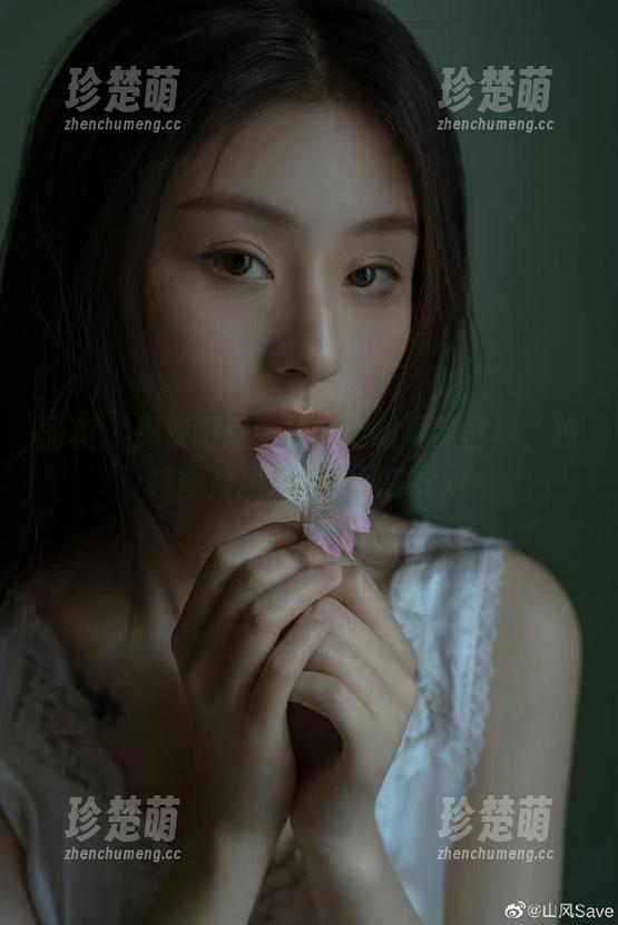 丽柜 - 探索阳阳学姐的定制写真世界，独特图片展现个性风采.txt