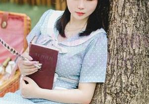 探索依依超级懒的旗袍艺术：网盘中的精选写真作品大放异彩.txt