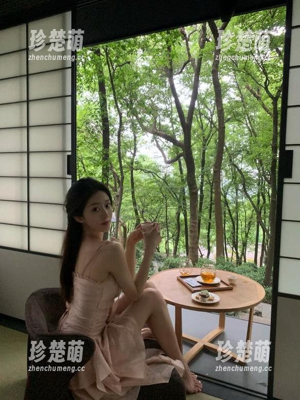 克拉女神-汤怡 克拉女神 - 最新汤怡御姐写真合集,释放精致与性感的完美结合.txt