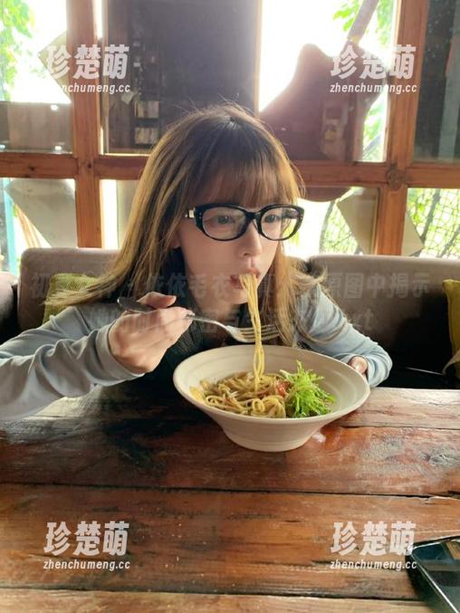 初夏女神-依依 初夏女神 - 依依毛衣写真:在原图中揭示她的时尚秘密与生活态度.txt
