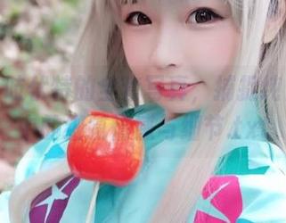 十万珍吱伏特的全套写真，捕捉纯白色调中的细腻情感与细节.txt