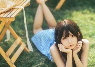发条少女yoki的时尚cos探秘：她在看哪里？呈现优雅别致的图片作品.txt