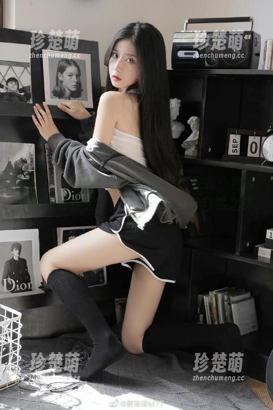 嗲囡囡 - 夏日浪潮中的就是阿朱啊：独家私拍泳装资源，尽显完美曲线与自然之美.txt