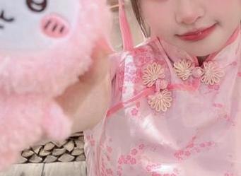 头条女神 – 大蜜蜜展现无圣光艺术，原图裸足瞬间透露灵动气息.txt