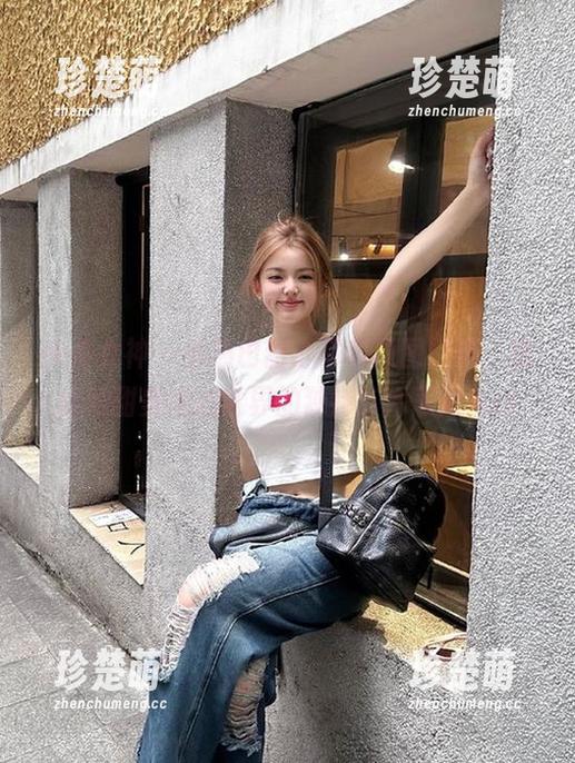 头条女神 - 小热巴甜心写真原图精选，透视她甜美内心世界的独特艺术表达.txt