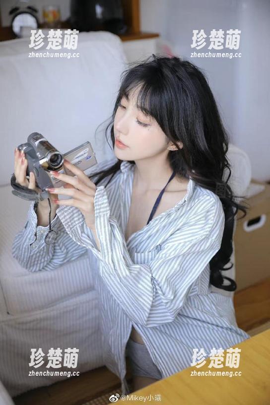 头条女神-易阳 头条女神 - 与易阳一起畅游圣诞:图集分享呈现温馨梦幻的节日故事.txt