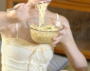 头条女神 – 全新更新！李菲儿白色套图带你走进梦幻世界，清纯与优雅的完美结合！.txt