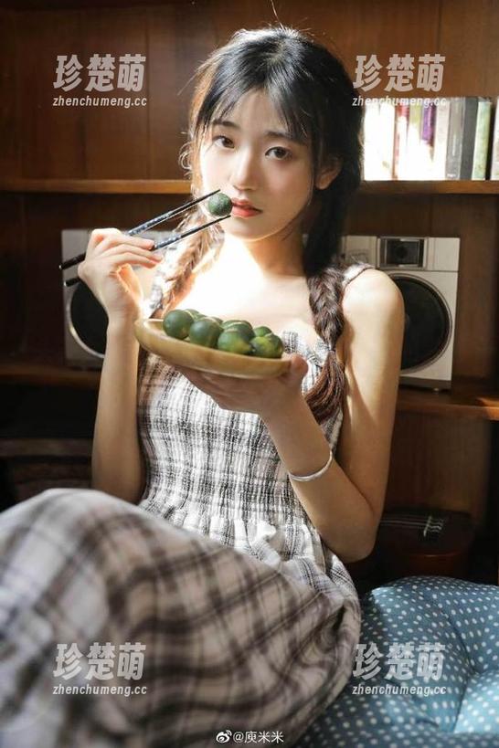 头条女神-艾小青 头条女神 - 从原图到套图,艾小青的性感小野猫演绎无限魅力.txt
