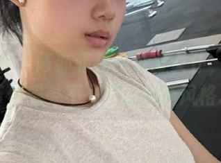 头条女神 – 陈亦菲化身可爱女仆，图集分享带你感受不一样的清新风格.txt