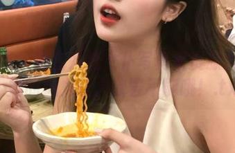 微密圈 – 奶宝妹纸女仆写真集资源大揭秘：她的魅力让人欲罢不能哦！.txt