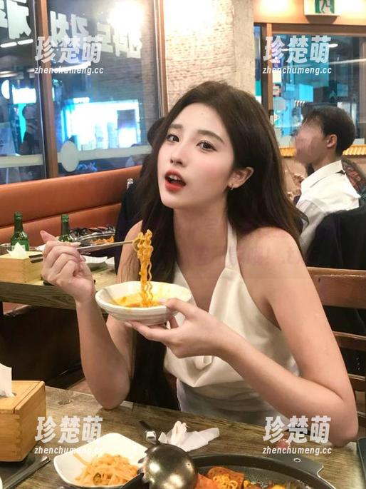 微密圈 - 奶宝妹纸女仆写真集资源大揭秘：她的魅力让人欲罢不能哦！.txt