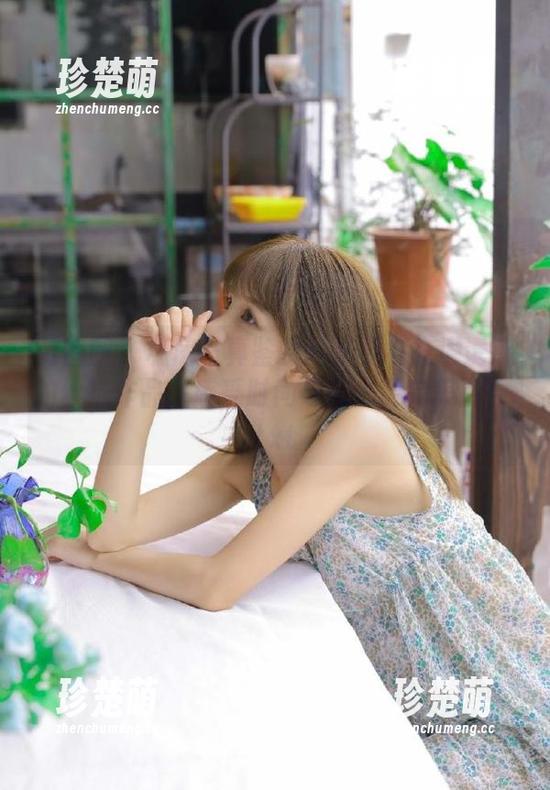 微密圈 - 私房写真鉴赏：奶雯与充满诱惑的丝袜作品，感受时尚与艺术的完美融合.txt