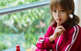 小仓千代w的裸足写真：精选唯美瞬间，展示纯粹的美感.txt