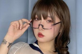探索最新图库，感受小泉学姐吖蕾丝写真带来的甜美心动瞬间.txt
