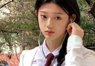 尤果网 – 探索何曼丽的私房红裙图包，感受时尚与艺术的完美结合.txt