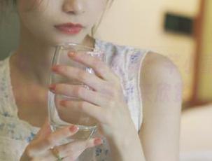 尤果网 – 每一张都是故事：芊小童私拍套图中的童话剧情等你来欣赏！.txt
