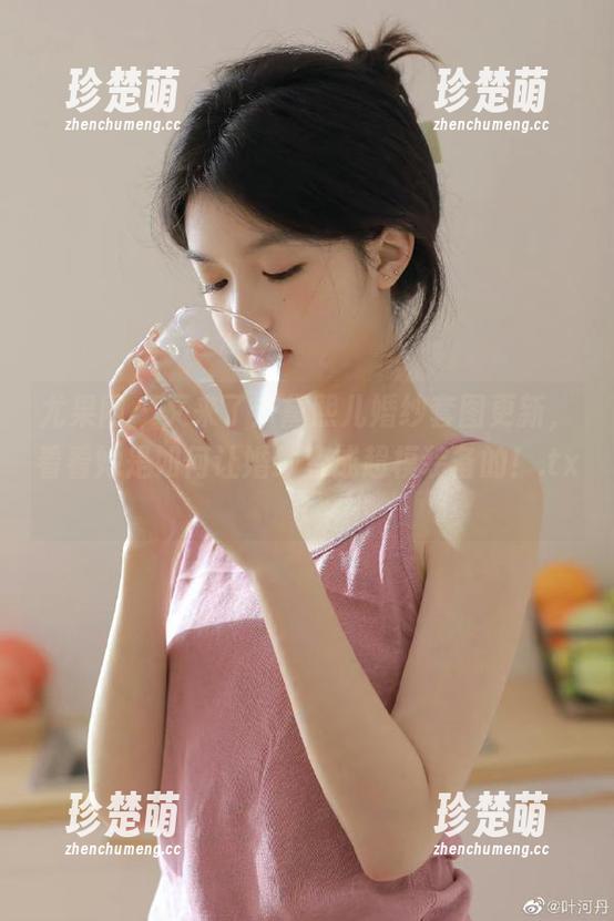 尤果网-黛熙儿 尤果网 - 又来了!黛熙儿婚纱套图更新,看看她是如何让婚纱变成超模装备的!.txt