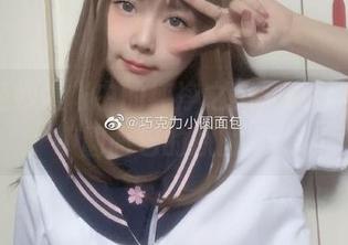 探索轻纱幔帐中的纯净之美，观看巧克力小圆面包的原图.txt