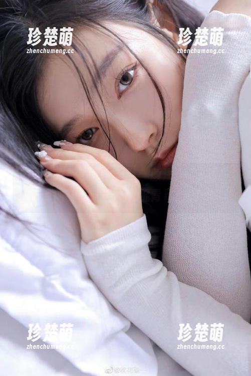 推女神 - 精选校服写真：颜浅浅Cindy在校园中的真实瞬间，捕捉青春的美好.txt