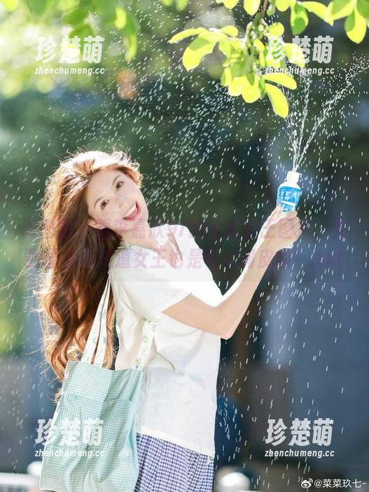 微密圈 - 看李嘉欣97的全套女王图片，笑到最后才知道女王也是可以调皮的！.txt