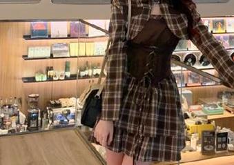 梦丝女神 – 白衬衫里的阳光：玥玥写真背后的幽默搞笑图片风格.txt