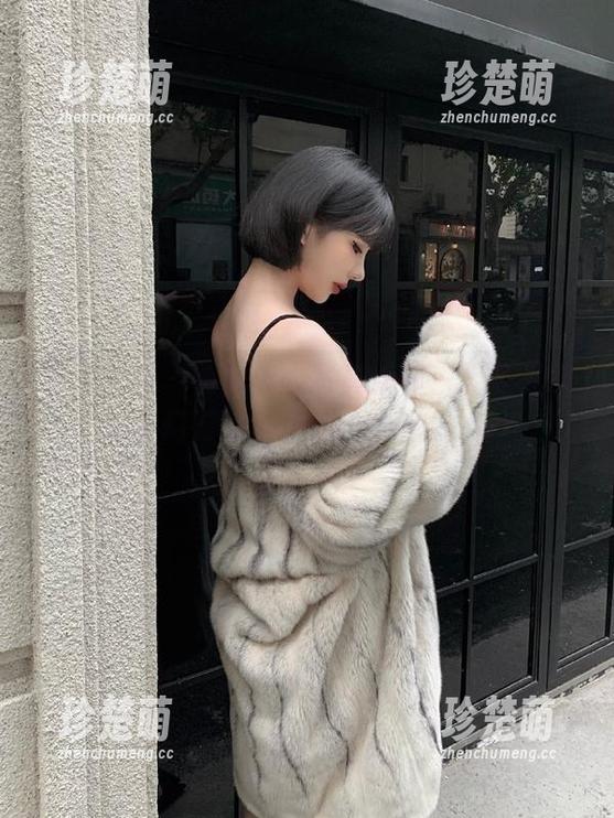 梦丝女神-雪馨 梦丝女神 - 雪馨泳衣写真新作:无圣光捕捉梦幻时刻,展现个人魅力.txt