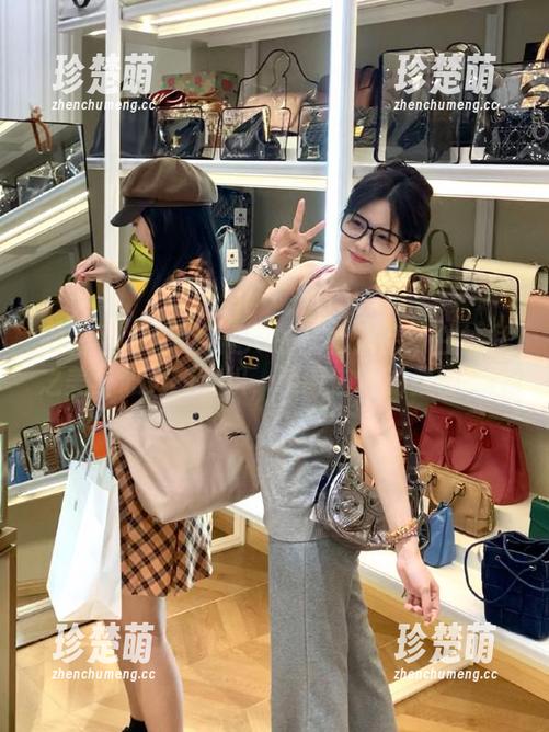 洁己u 微密圈 - 捕捉洁己u的全套作品:白衬衫之美与心灵的交织,唤醒内心的柔情.txt