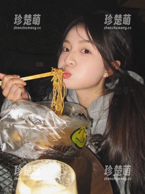 爱蜜社 - 石心琪可爱美图分享：她的每一张笑脸都是治愈系良药！.txt